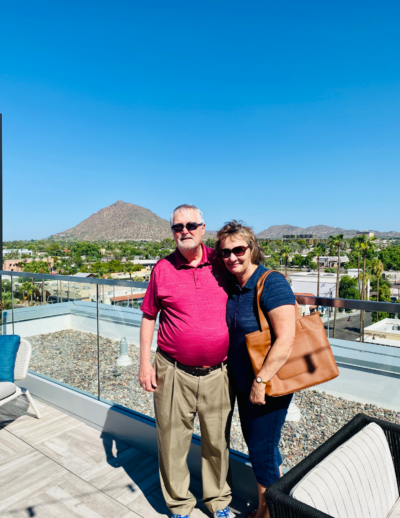 couple-mountain-background